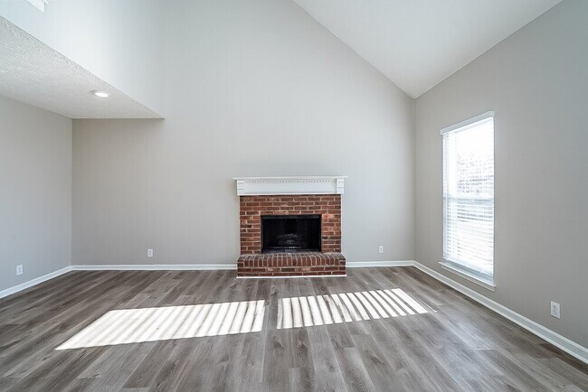 Photo - 824 Bishopsgate Rd