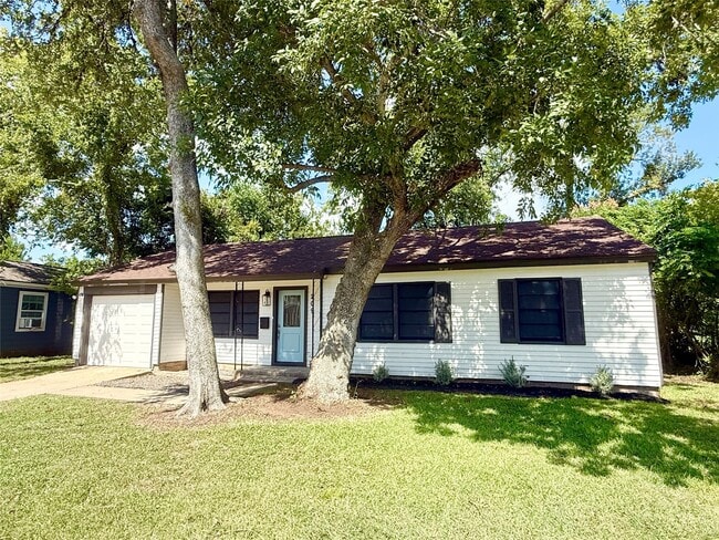 Photo - 209 Laurel St