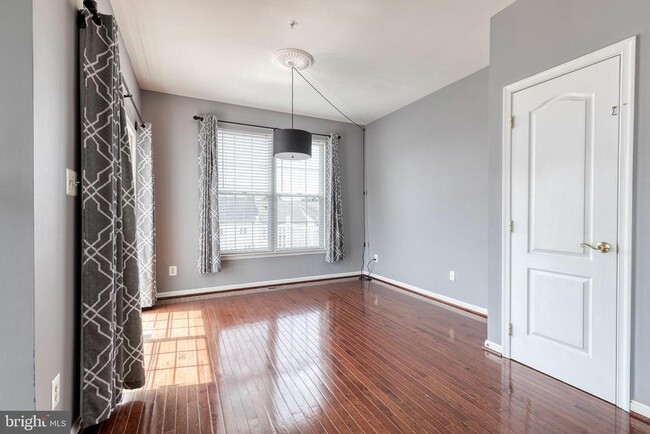 Photo - 1942 Glenroths Dr