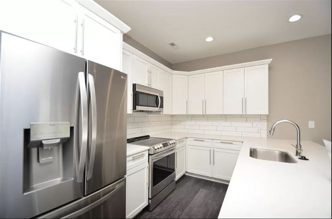 Photo - 660 SE Greyson Ln