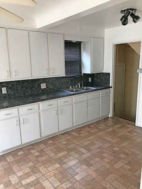 Photo - 16483 Manning St