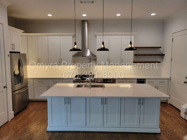 Photo - Luxurious 4 Bedroom Home near Grant Park! Unit #B
