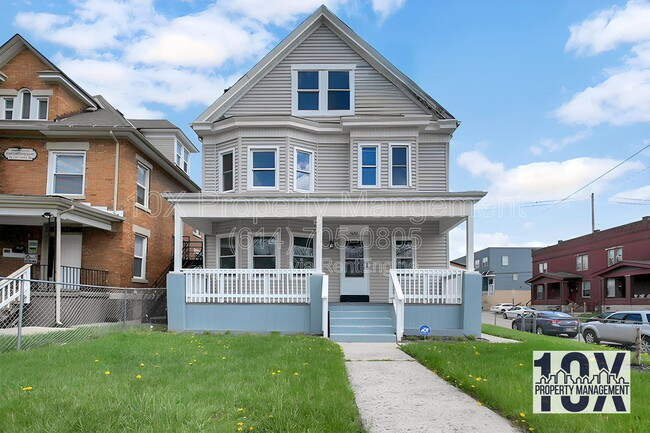 Photo - 1652 Summit St