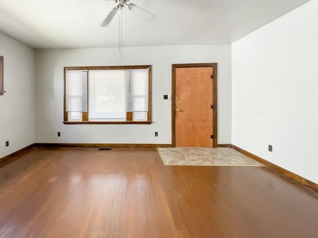 Photo - PRELEASING for AUGUST! Close to Campus: In-Unit Washer/Dryer