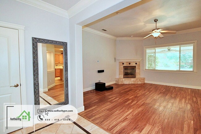 Photo - 2052 Hedgerow Ave