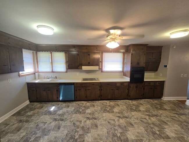 1210 Oakwood Dr