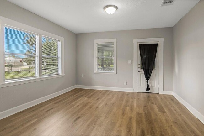 Photo - 406 Bardash St