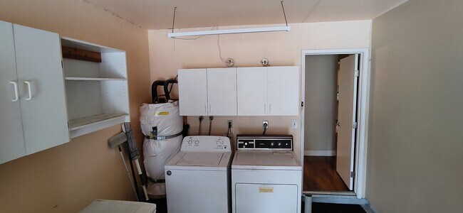 Washer and Dryer in unit, garage