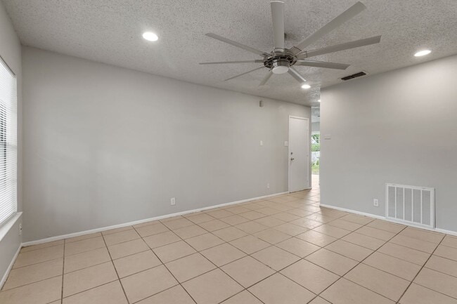 Photo - 6618 Swiss Oaks Dr