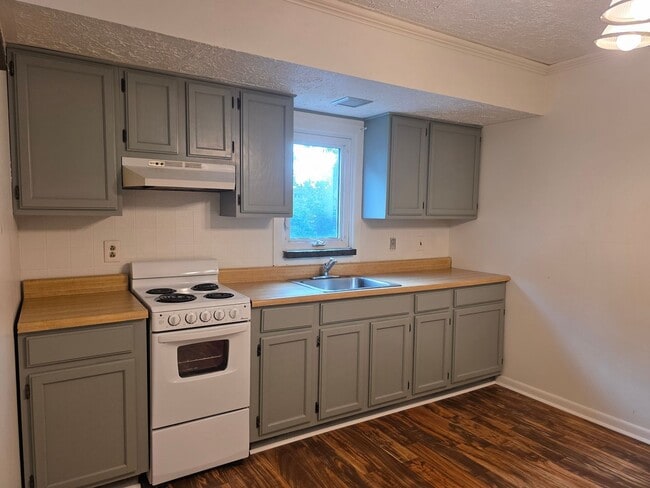 Building Photo - 110 E 40th St Unit 2A