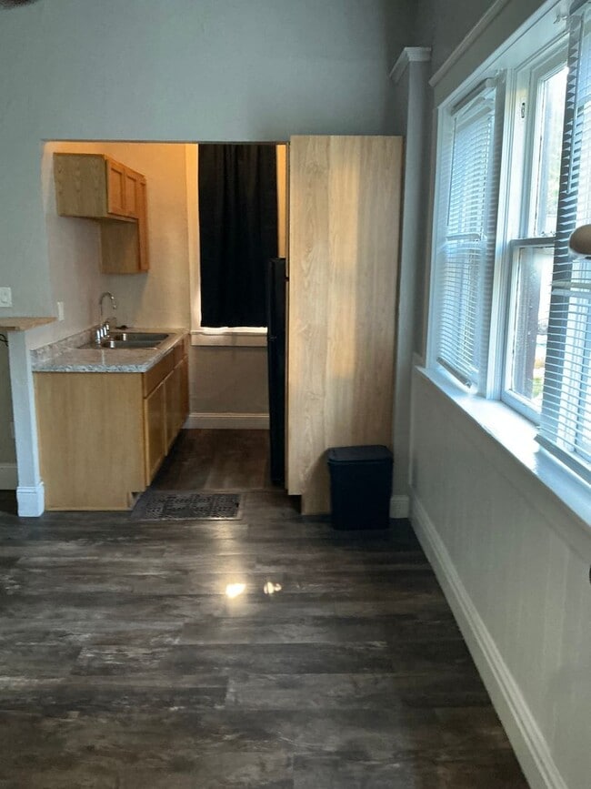 Building Photo - 2411 Fox Ave Unit 2411-C