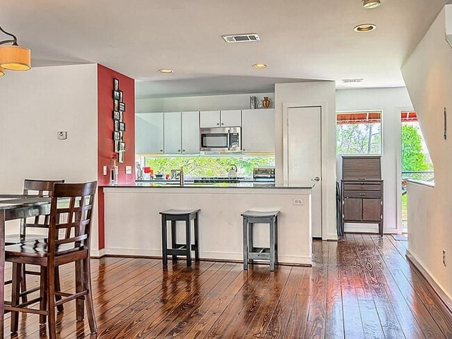 Photo - Charming, modern, 3 Bedroom Townhome in Ho...