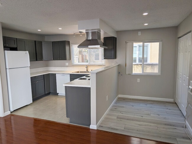 Photo - 470 S Los Robles Ave Unidad 11