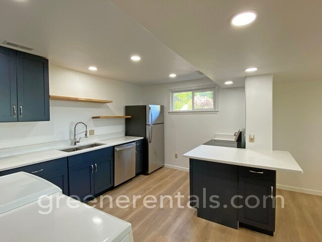 Cooper Point Daylight Basement ADU with Wa... - Cooper Point Daylight Basement ADU with Wa... House