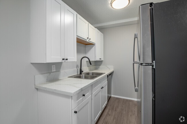 1BR, 1BA - 700SF - Kitchen