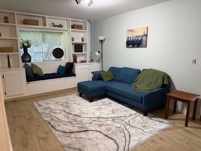 Photo - 1303 Highcrest Dr