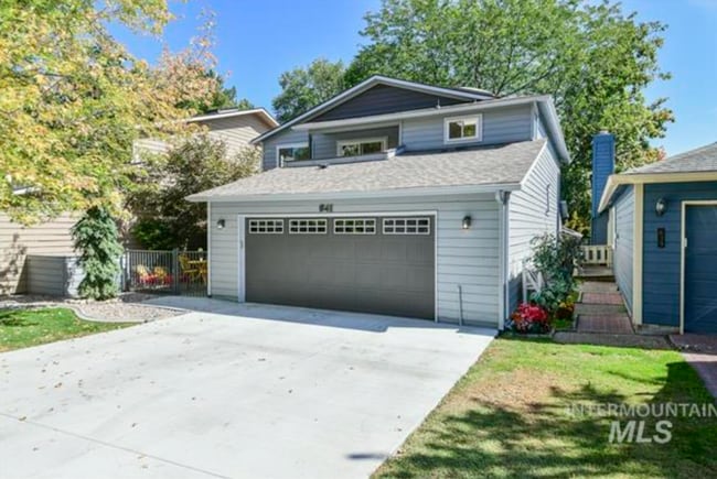 Building Photo - Gorgeous Updated Home in the Heart of Eagle Hills
