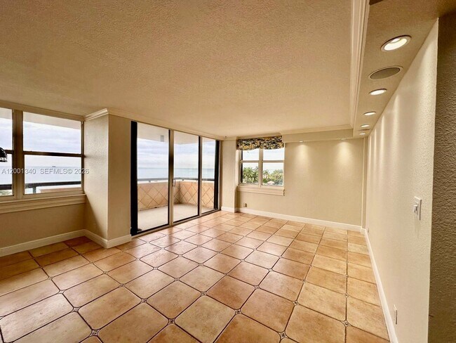 Photo - 2555 Collins Ave Unit 711