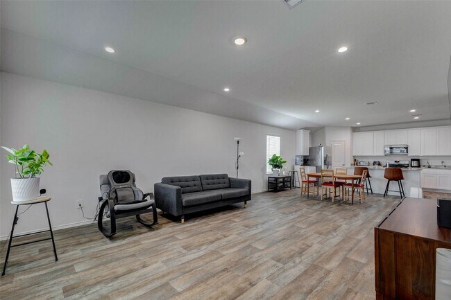 Building Photo - 31426 Yatesbury Ln