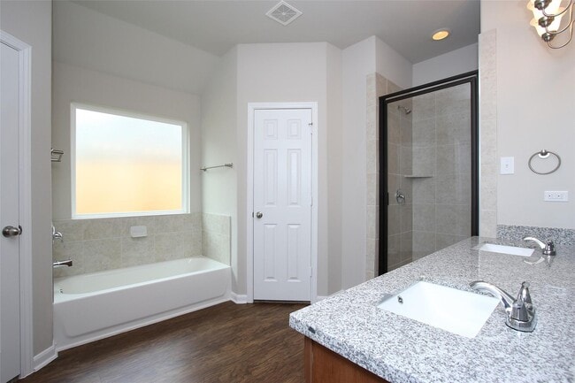 Photo - 8005 Woodward St