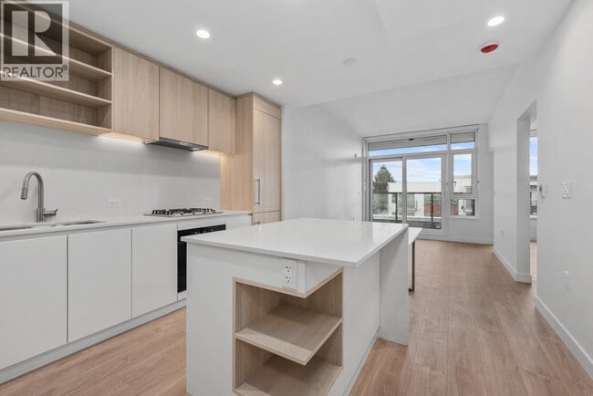 Photo - 1981 Macdonald St Unit 406