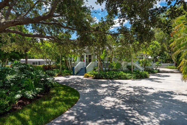 Photo - 708 SE Riverside Dr