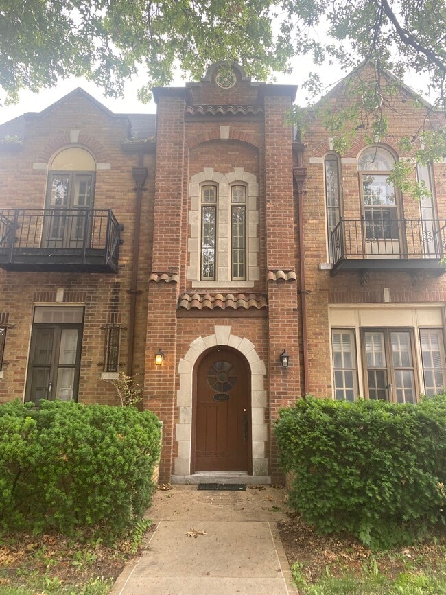 Front of the 4-unit building - 444 S Hanley Rd Unit 2S