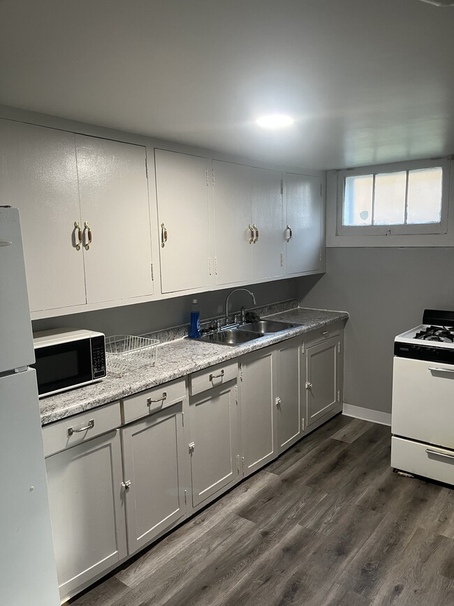 Kitchen - 805 5th Ave NW Apartments