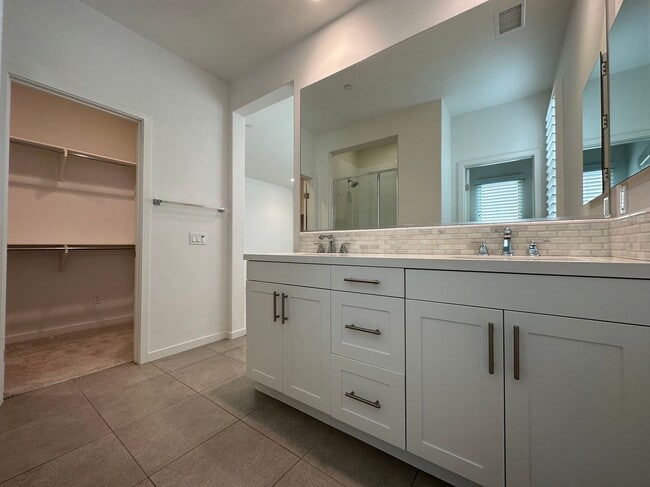 Photo - 4 Bedroom home for leasing in Irvine