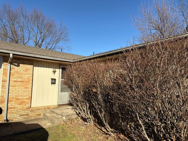 Building Photo - 3335 E Sunset St Unit B