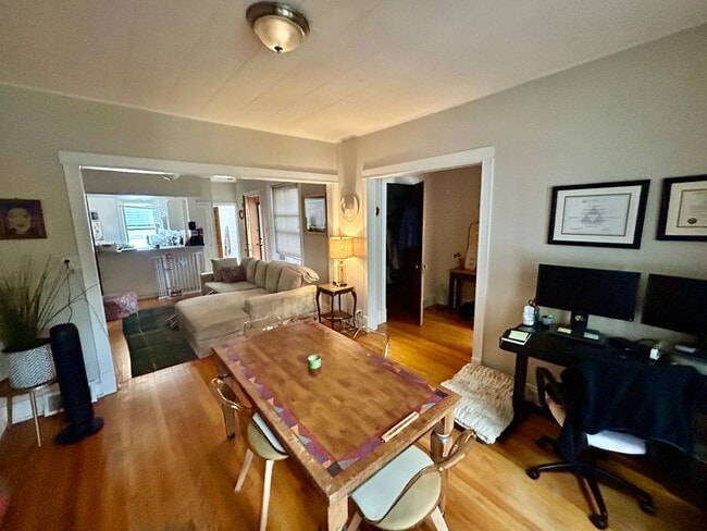 Photo - 2221 W School St