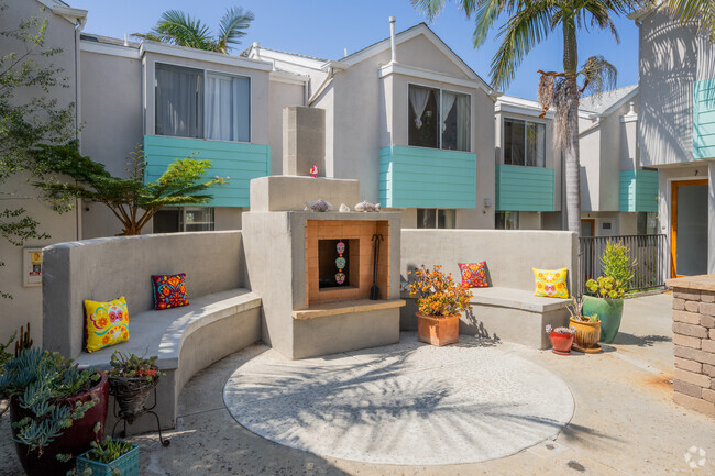 Outdoor Common Area - 125 Hillcrest Drive Apartments