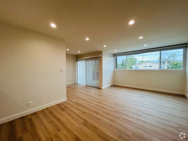 Building Photo - Newly Renovated Top Floor Two Bedroom Two ... Rental