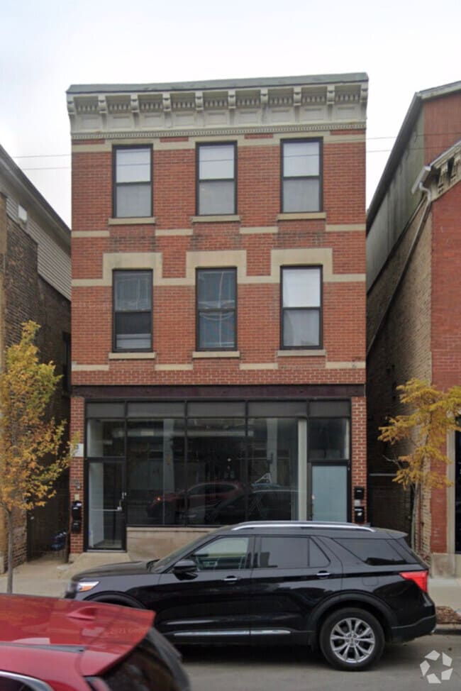 Building Photo - 1851 W Chicago Ave Rental
