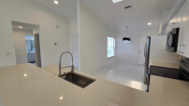Building Photo - 5622 Royal Lake Cir Rental