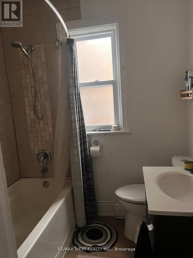 Photo - 1504 Dufferin St