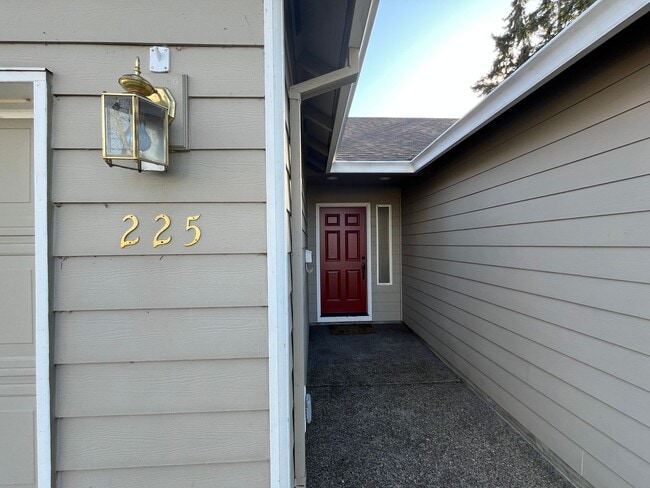 Photo - Amazing 3 Bd 2 Bath home in Historic Gladstone! Attached garage and Private yard! Easy access to ...
