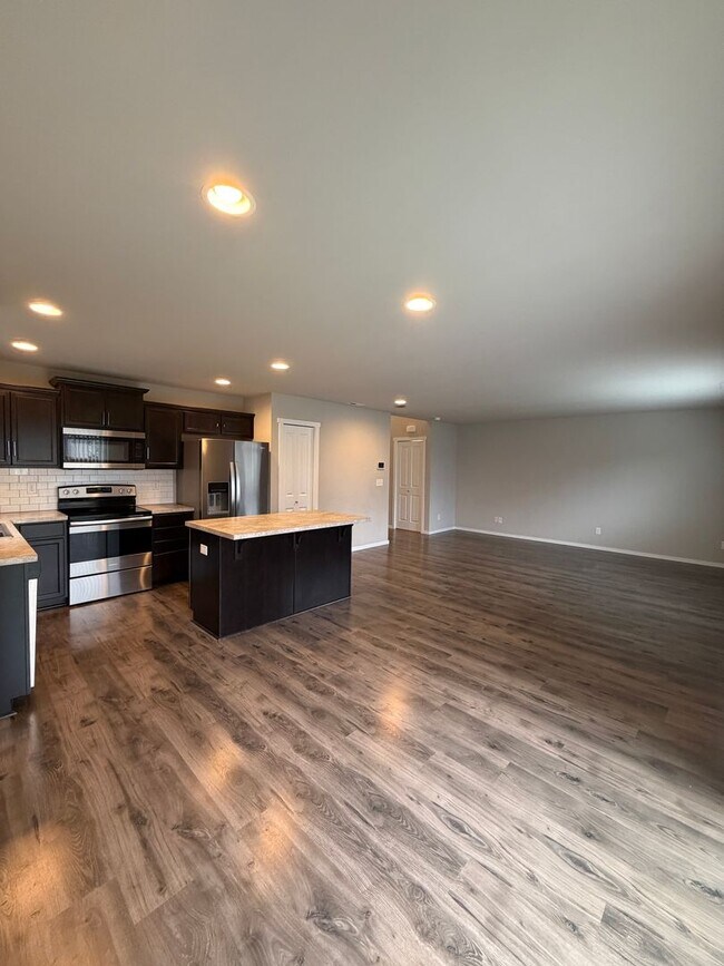 Photo - 2925 Mahogany St NE