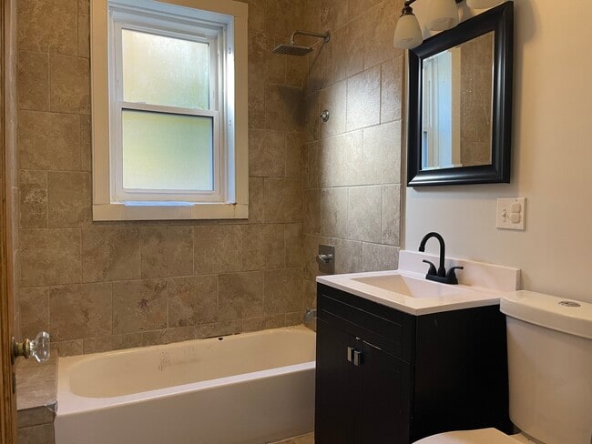 Photo - 2252 N Monticello Ave Unidad 2