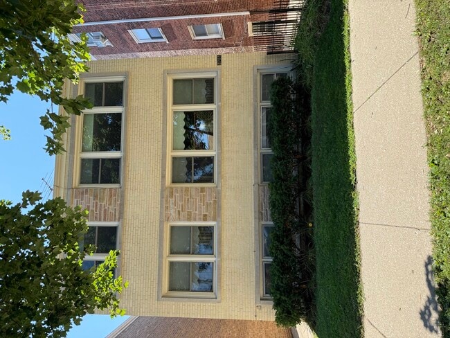Building Photo - 2711 W Berwyn Ave Rental