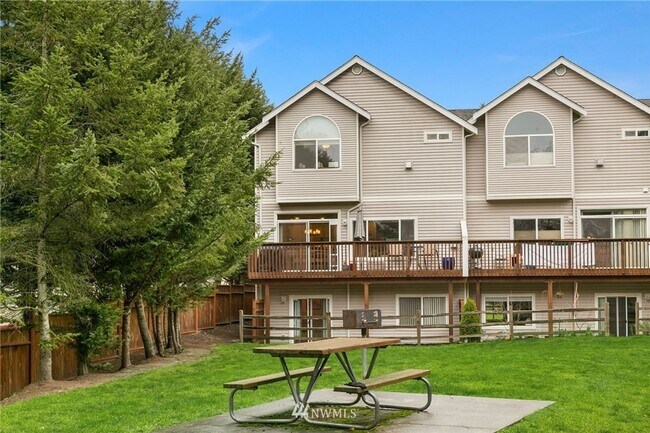 West Seattle - Huge 3bed / 2bath / 2 livin... - West Seattle - Huge 3bed / 2bath / 2 livin... House