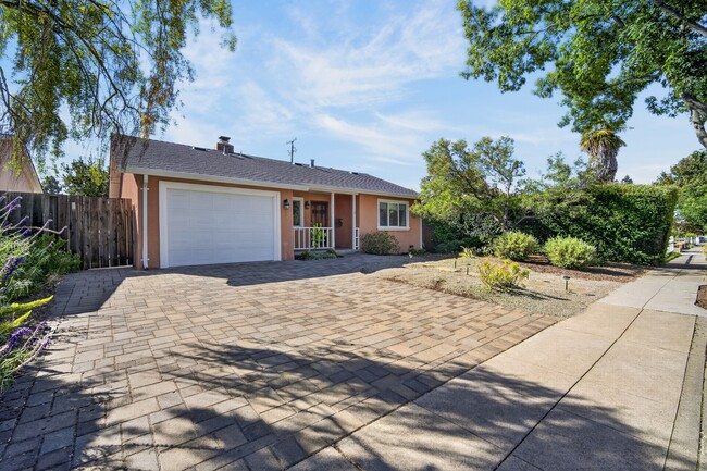 Building Photo - 879 S Knickerbocker Dr