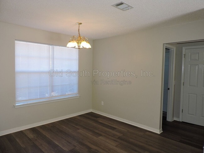 Photo - 555 Batten Blvd