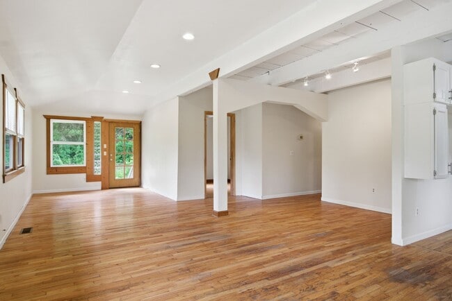 Photo - Spacious 4-Bedroom Pet Friendly Home in a Peaceful Rural Setting