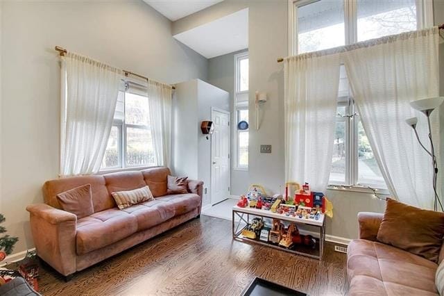 Photo - 279 Roslyn Ct