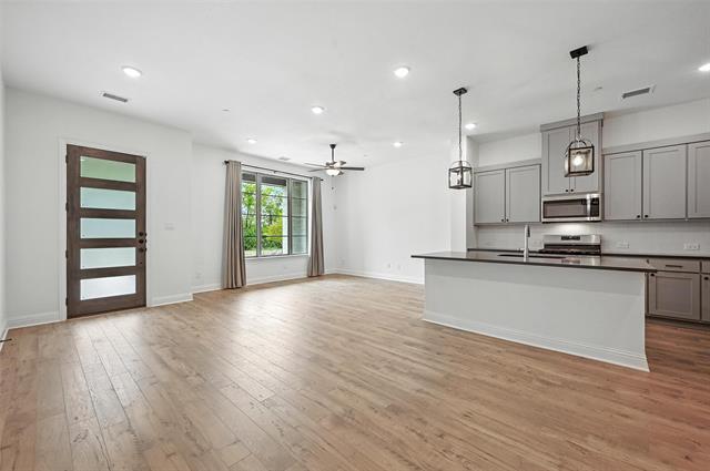 Photo - 2528 Campden Mews