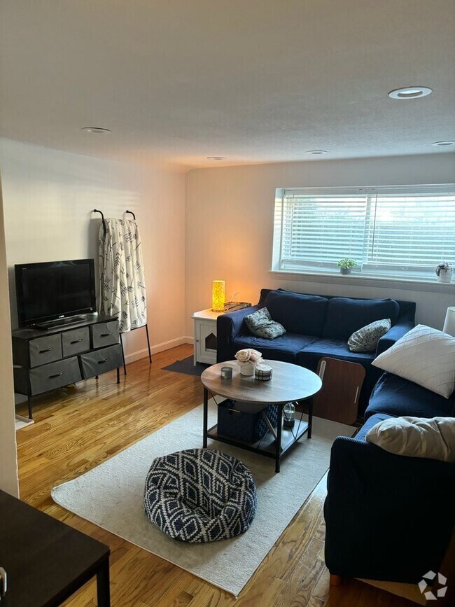 Building Photo - Good two bedroom apartment
