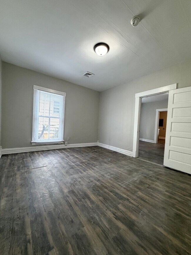 Photo - 1 bedroom ready for move in!