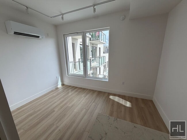 4 AVENUE