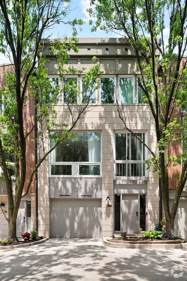 Building Photo - 2675 N Greenview Ave Rental